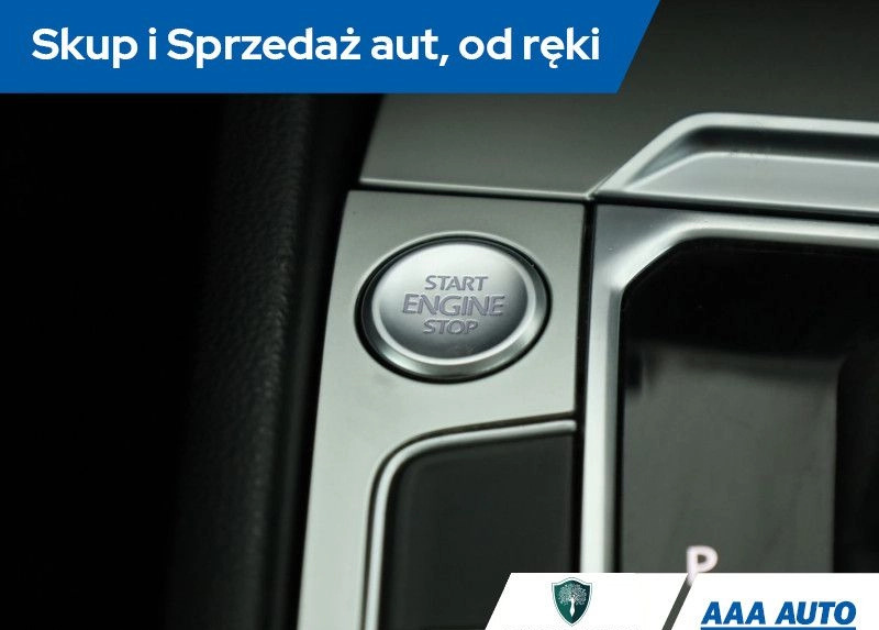 Volkswagen Passat cena 51000 przebieg: 252471, rok produkcji 2015 z Różan małe 211